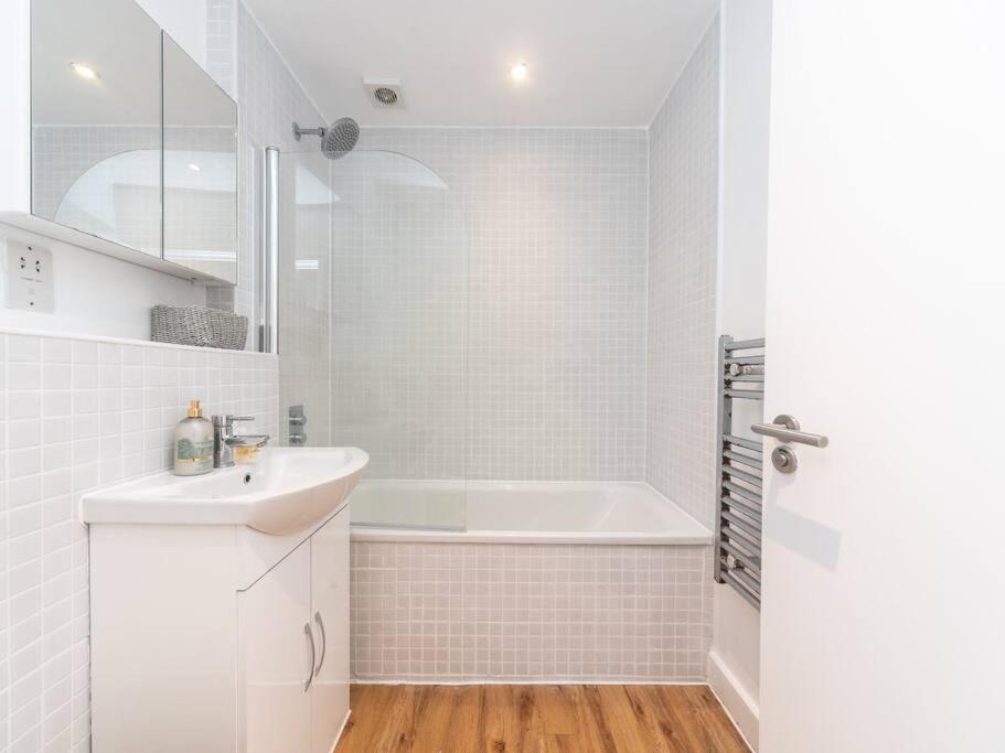 Bright & Modern 2-Bed Apartment In Vibrant East 런던 외부 사진